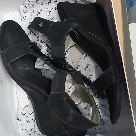 Wedge sandals by Anne Klein - Picture 6 of 6
